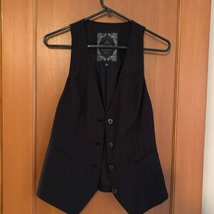 Yes, pins striped vest